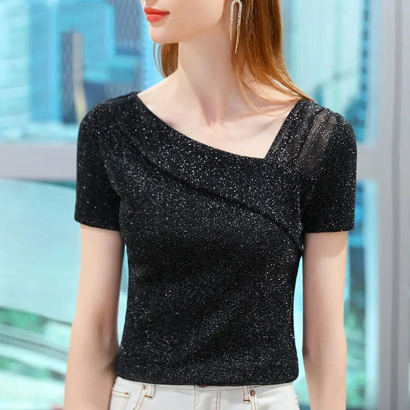 Blouse scintillante à encolure asymétrique pliée