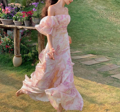 Robe longue en mousseline de soie à épaules dénudées et manches bouffantes florales rose