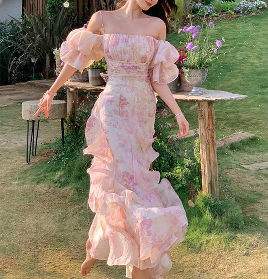 Robe longue en mousseline de soie à épaules dénudées et manches bouffantes florales rose